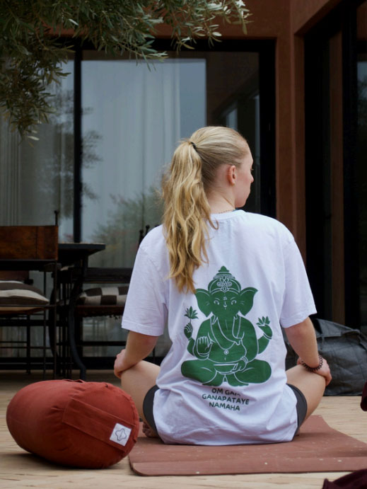 t-shirt yoga